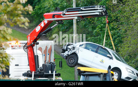 Notdienste am Ort des Unfalls auf Fernhill Road, Glasgow. Stockfoto