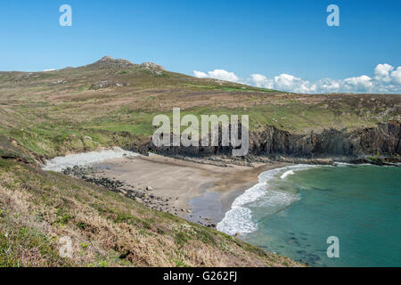 Porth Melgan Strand und Carn Llidi an der Küste von Pembrokeshire nahe Whitesands Bay an einem sonnigen Mai-Tag Stockfoto