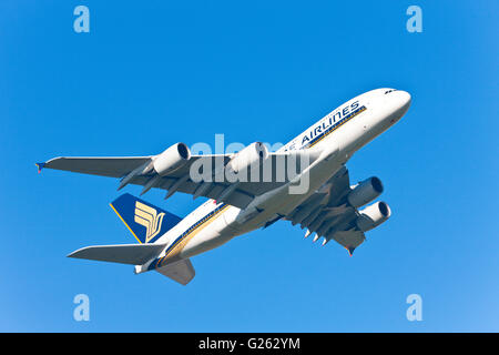Airbus A380 von Singapore Airlines ausziehen Stockfoto