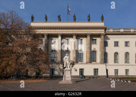 Alexander von Humboldt Statue außerhalb der wichtigsten Gebäude der Humboldt-Universität Zu Berlin, Unter Den Linden 6, Berlin Stockfoto