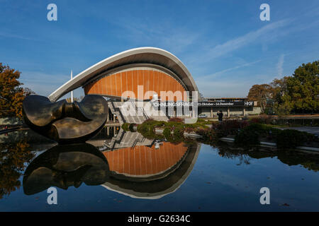 Moores schwerste Bronzeskulptur, große unterteilt Oval: Butterfly (1985 / 86) vor dem Haus der Kulturen der Welt, Hou Stockfoto