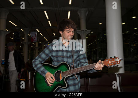 London, UK. 24. Mai 2016. Alex James Ellison, Champion London Busker, spielt eine kurze Musik gesetzt in der Abflughalle von St. Pancras International Station vor der Reise nach Paris für den Eurostar-Preis er im letztjährigen Gigs wieder Kredit erhielt: Keith Larby/Alamy Live News Stockfoto