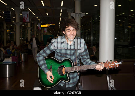 London, UK. 24. Mai 2016. Alex James Ellison, Champion London Busker, spielt eine kurze Musik gesetzt in der Abflughalle von St. Pancras International Station vor der Reise nach Paris für den Eurostar-Preis er im letztjährigen Gigs wieder Kredit erhielt: Keith Larby/Alamy Live News Stockfoto