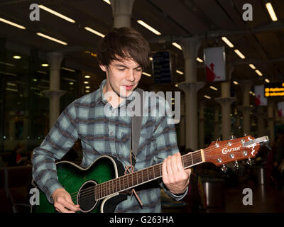 London, UK. 24. Mai 2016. Alex James Ellison, Champion London Busker, spielt eine kurze Musik gesetzt in der Abflughalle von St. Pancras International Station vor der Reise nach Paris für den Eurostar-Preis er im letztjährigen Gigs wieder Kredit erhielt: Keith Larby/Alamy Live News Stockfoto