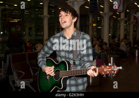 London, UK. 24. Mai 2016. Alex James Ellison, Champion London Busker, spielt eine kurze Musik gesetzt in der Abflughalle von St. Pancras International Station vor der Reise nach Paris für den Eurostar-Preis er im letztjährigen Gigs wieder Kredit erhielt: Keith Larby/Alamy Live News Stockfoto