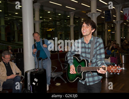 London, UK. 24. Mai 2016. Alex James Ellison, Champion London Busker, spielt eine kurze Musik gesetzt in der Abflughalle von St. Pancras International Station vor der Reise nach Paris für den Eurostar-Preis er im letztjährigen Gigs wieder Kredit erhielt: Keith Larby/Alamy Live News Stockfoto