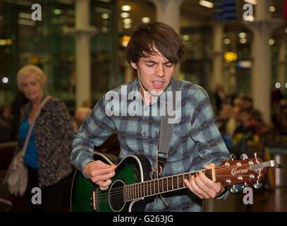 London, UK. 24. Mai 2016. Alex James Ellison, Champion London Busker, spielt eine kurze Musik gesetzt in der Abflughalle von St. Pancras International Station vor der Reise nach Paris für den Eurostar-Preis er im letztjährigen Gigs wieder Kredit erhielt: Keith Larby/Alamy Live News Stockfoto