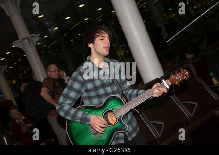 London, UK. 24. Mai 2016. Alex James Ellison, Champion London Busker, spielt eine kurze Musik gesetzt in der Abflughalle von St. Pancras International Station vor der Reise nach Paris für den Eurostar-Preis er im letztjährigen Gigs wieder Kredit erhielt: Keith Larby/Alamy Live News Stockfoto