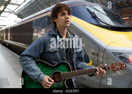 London, UK. 24. Mai 2016. Alex James Ellison, Champion London Busker, spielt auf der Plattform an der St. Pancras International Station vor der Reise nach Paris für den Eurostar-Preis er erhielt im letztjährigen Gigs wieder Kredit: Keith Larby/Alamy Live News Stockfoto