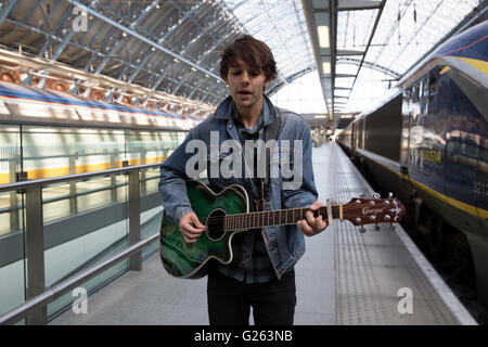 London, UK. 24. Mai 2016. Alex James Ellison, Champion London Busker, spielt auf der Plattform an der St. Pancras International Station vor der Reise nach Paris für den Eurostar-Preis er erhielt im letztjährigen Gigs wieder Kredit: Keith Larby/Alamy Live News Stockfoto