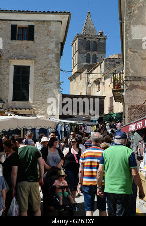 Der traditionelle Bauernmarkt, der immer mittwochs in Sineu auf Mallorca, Spanien, 4. Mai 2016 stattfindet. Foto: Jens Kalaene/dpa Stockfoto