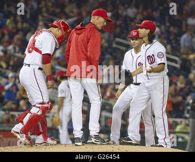 23. Mai 2016 - Washington, District Of Columbia, Vereinigte Staaten von Amerika - Washington Nationals pitching Coach Mike Maddux (51), Mitte links, besucht den Hügel zu beruhigen beginnt Krug Gio Gonzalez (47), rechts, nachdem er gab-ein Fünftel bis Inning Hauptdurchlauf zu New York Mets Center Fielder Yoenis Cespedes (52) im fünften Inning auf Nationals Park in Washington, D.C. am Montag , 23. Mai 2016.  Auch sind in der Sitzung Washington Nationals Catcher Wilson Ramos (40), links, und Shortstop Danny Espinosa (8), mittig rechts.  Die Mets gewannen das Spiel 7 - 1..Credit: Ron Sachs / CNP (Credit-Bild: © Ron Sac Stockfoto