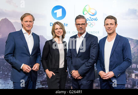 Hamburg, Deutschland. 24. Mai 2016. ARD TV-Moderatoren Gerhard Delling (L-R), Jessy Wellmer, Michael Antwerpes und Alexander Bommes stellen bei einem Fototermin vor der Pressekonferenz von deutschen öffentlich-rechtlichen Sender ARD und ZDF auf ihre 2016 Olympischen Sommerspiele Berichterstattung in Hamburg, Deutschland, 24. Mai 2016. Die Olympischen Sommerspiele werden vom 05. bis 21. August 2016 in Rio De Janeiro, Brasilien, statt. Foto: LUKAS SCHULZE/Dpa/Alamy Live News Stockfoto