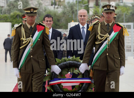 Ramallah, Westjordanland, Palästinensische Gebiete. 24. Mai 2016. Palästinensische Ministerpräsident Rami Hamdallah kommt mit französischen Premierminister Manuel Valls legen einen Kranz am Grab des verstorbenen palästinensischen Führer Yasser Arafat an der Muqataa, Hauptsitz der palästinensischen Autonomiebehörde in der Westbank Ramallah, auf Kredit-24. Mai 2016: Premierminister Büro/APA Bilder/ZUMA Draht/Alamy Live News Stockfoto