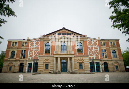 Bayreuth, Deutschland. 24. Mai 2016. Blick auf die renovierte Fassade des sogenannten "Koenigsbau" des Festspielhaus in Bayreuth, Deutschland, 24. Mai 2016. Die umfangreiche Renovierung der Gebäudefassade, hauptsächlich bestehend aus Sand und Stein Stein hatte rund 2,5 Millionen Euro gekostet. Foto: DANIEL KARMANN/Dpa/Alamy Live News Stockfoto