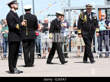 Portsmouth, Hampshire, UK. 24. Mai 2016. Eine restaurierte Glocke aus einem WW2 Schlachtkreuzer hat heute von Prinzessin Anne vorgestellt worden. Die Glocke von HMS Hood ist nun auf dem Display an das National Museum der Royal Navy (NMRN) bei Portsmouth Historic Dockyard nach wiederherzustellenden letztes Jahr aus dem Meeresboden. HMS Hood durch deutsche Schlachtschiff Bismarck, im Jahre 1941 von einer Granate getroffen wurde und heute jährt sich zum 75. Mal an diesem Tag. Prinzessin Anne dann ging um offiziell die NMRN neue Ausstellung erzählt die Geschichte von der Schlacht von Jütland Credit zu öffnen: Uknip/Alamy Live-Nachrichten Stockfoto