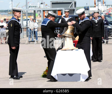 Portsmouth, Hampshire, UK. 24. Mai 2016. Eine restaurierte Glocke aus einem WW2 Schlachtkreuzer hat heute von Prinzessin Anne vorgestellt worden. Die Glocke von HMS Hood ist nun auf dem Display an das National Museum der Royal Navy (NMRN) bei Portsmouth Historic Dockyard nach wiederherzustellenden letztes Jahr aus dem Meeresboden. HMS Hood durch deutsche Schlachtschiff Bismarck, im Jahre 1941 von einer Granate getroffen wurde und heute jährt sich zum 75. Mal an diesem Tag. Prinzessin Anne dann ging um offiziell die NMRN neue Ausstellung erzählt die Geschichte von der Schlacht von Jütland Credit zu öffnen: Uknip/Alamy Live-Nachrichten Stockfoto