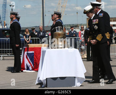 Portsmouth, Hampshire, UK. 24. Mai 2016. Eine restaurierte Glocke aus einem WW2 Schlachtkreuzer hat heute von Prinzessin Anne vorgestellt worden. Die Glocke von HMS Hood ist nun auf dem Display an das National Museum der Royal Navy (NMRN) bei Portsmouth Historic Dockyard nach wiederherzustellenden letztes Jahr aus dem Meeresboden. HMS Hood durch deutsche Schlachtschiff Bismarck, im Jahre 1941 von einer Granate getroffen wurde und heute jährt sich zum 75. Mal an diesem Tag. Prinzessin Anne dann ging um offiziell die NMRN neue Ausstellung erzählt die Geschichte von der Schlacht von Jütland Credit zu öffnen: Uknip/Alamy Live-Nachrichten Stockfoto