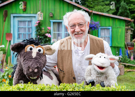 Hamburg, Deutschland. 24. Mai 2016. Schauspieler Dieter Hallervorden posieren, während der Dreharbeiten des Films Childrens ' Sesamstraße präsentiert: The Time Machine "mit der Sesamstraße Zeichen Pferd (l) und Wolle in Hamburg, Deutschland, 24. Mai 2016. Der Film soll auf die Kinder TV-Sender KiKa kommt Ostern 2017 laufen. Foto: DANIEL BOCKWOLDT/Dpa/Alamy Live News Stockfoto