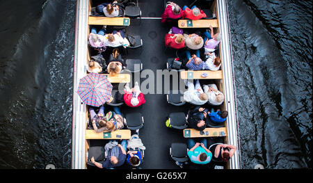 Berlin, Deutschland. 24. Mai 2016. Touristen auf einem Boot, Reiten an der Spree in Berlin, Deutschland, 24. Mai 2016. Foto: SOPHIA KEMBOWSKI/Dpa/Alamy Live News Stockfoto