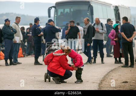 Idomeni. 24. Mai 2016. Flüchtlinge von Idomeni Camp warten, um zu anderen Destinationen an der Grenze von Griechenland und Mazedonien, 24. Mai 2016 bused werden. Die griechische Regierung Bemühungen, allmählich zu evakuieren Flüchtlinge aus dem armseligen behelfsmäßigen Flüchtlingslager von Idomeni an der Grenze zwischen Griechenland und Mazedonien verstärkt hat, sagte ein Beamter Xinhua, wie Menschen zu anderen Destinationen am Dienstag bused waren. Bildnachweis: Yannis Kolesidis/AMNA/Pool/Xinhua/Alamy Live News Stockfoto