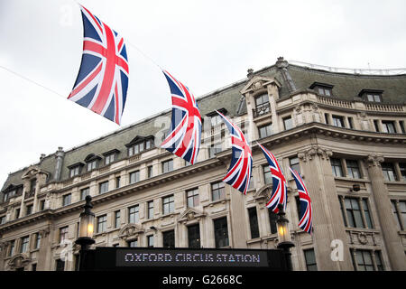 Regent Street, London, UK 24. Mai 2016. Union Jack-Flaggen auf Regent Street in die Vorbereitungen für die HM Königin offizielle Geburtstagsfeiern im Juni 2016. Bildnachweis: Dinendra Haria/Alamy Live-Nachrichten Stockfoto