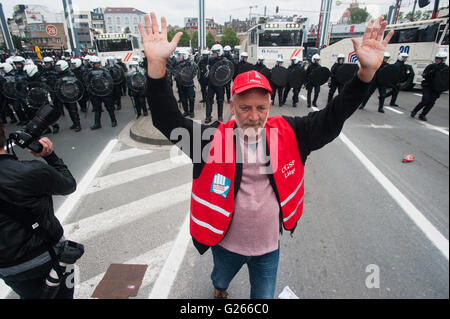 Brüssel, Belgien. 24. Mai 2016. Ein Demonstrant wirft seine Hände an den Unruhen am Ende der Gewerkschaft Demonstration gegen neue Arbeitsgesetze. Bildnachweis: Frederik Sadones/Pacific Press/Alamy Live-Nachrichten Stockfoto