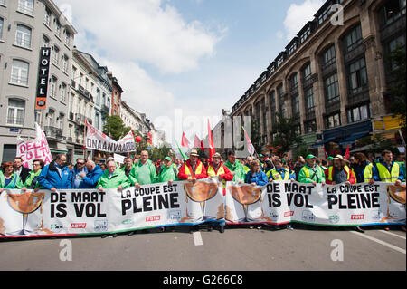 Brüssel, Belgien. 24. Mai 2016. Die Front der nationalen Marsch der Gewerkschaften in Brüssel gegen das neue Arbeitsrecht in Belgien. Bildnachweis: Frederik Sadones/Pacific Press/Alamy Live-Nachrichten Stockfoto