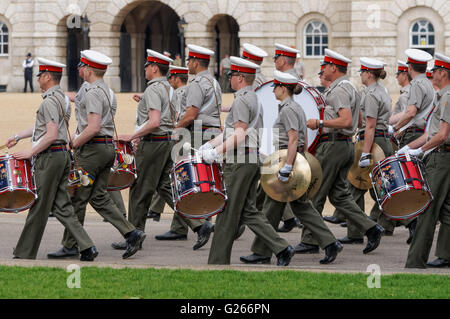 Die Massed Bands Of Her Majesty es Royal Marines Proben die Beating Retreat in Horse Guards Parade, London England Vereinigtes Königreich UK Stockfoto