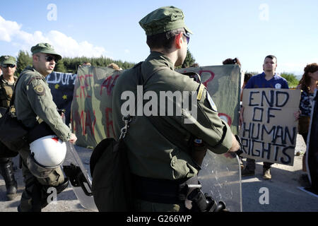 Gevgelija, Griechenland. 24. Mai 2016. Griechenland/Makedonien Grenze kann Idomeni/Gevgelija, 24 2016.thousands von Migranten sind an der Grenze zwischen Griechenland und der Macedonia.today, Mai 24 stecken das Feld, das Idomeni geleert wird von den Tausenden von anwesenden Personen. Die Flüchtlinge werden in verschiedenen Bereichen in die Griechenland von Armee und Polizei Kredit laufen übertragen: Danilo Balducci/ZUMA Draht/Alamy Live News Stockfoto