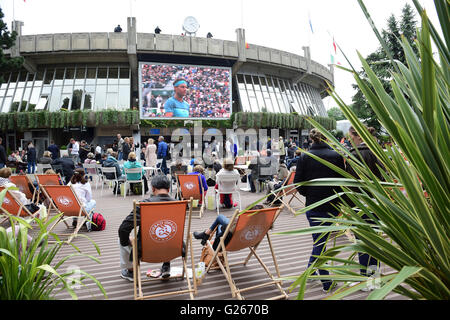 Stade Roland Garros, Paris, Frankreich. 24. Mai 2016. Roland Garros French Open Tennis Tag drei. Die Fans entspannen Sie sich im Ort des Mousquetaires Credit: Action Plus Sport/Alamy Live News Stockfoto