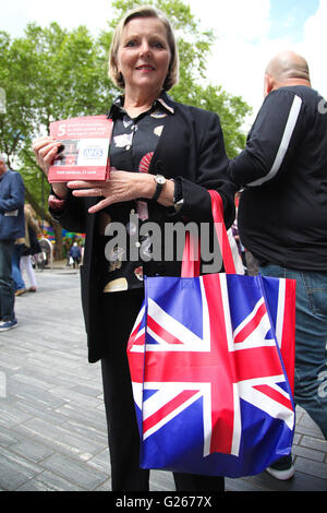 Sloane Square, London, UK 24. Mai 2016 - Abstimmung verlassen Kämpferin außerhalb Sloane Square u-Bahnstation. Bildnachweis: Dinendra Haria/Alamy Live-Nachrichten Stockfoto