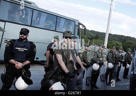 Gevgelija, Griechenland. 24. Mai 2016. Tausende von Migranten stecken an der Grenze zwischen Griechenland und Mazedonien. Heute wird das Feld Idomeni von den Tausenden von anwesenden entleert werden. Die Flüchtlinge werden in verschiedenen Bereichen in Griechenland geführt von Armee und Polizei übertragen. © Danilo Balducci/ZUMA Draht/Alamy Live-Nachrichten Stockfoto