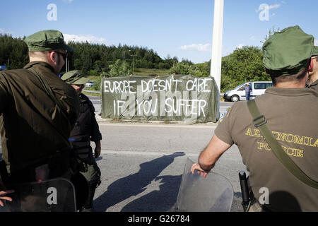 Gevgelija, Griechenland. 24. Mai 2016. Griechenland-Behörden beginnen, Form Blockaden, als Tausende von Migranten an der Grenze zwischen Griechenland und Mazedonien stecken. Heute werden die Felder, die Gehäuse Einwanderer in Idomeni geleert werden und die Flüchtlinge in verschiedenen Lagern in Griechenland geführt von Armee und Polizei übertragen. © Danilo Balducci/ZUMA Draht/Alamy Live-Nachrichten Stockfoto