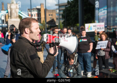 London, UK. 24. Mai 2016. Kein stolz in Kriegs-Protest vor dem Rathaus, London Credit: Zefrog/Alamy Live News Stockfoto