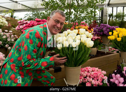 London, UK. 24. Mai 2016. Ein Verkäufer für Blom Birnen gekleidet in eine Tulpe auf der Chelsea Flower Show 2016, London, UK-Credit: Ellen Rooney/Alamy Live News Stockfoto