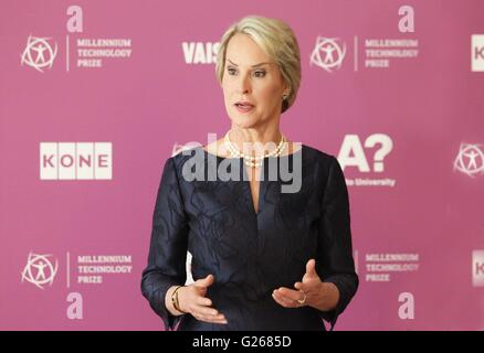 Helsinki. 24. Mai 2016. US-amerikanischer Biochemiker Frances Arnold besucht eine Pressekonferenz nach dem Gewinn des Millennium-Technologiepreis 2016 in Helsinki, Finnland am 24. Mai 2016. US-amerikanischer Biochemiker Frances Arnold, ein Pionier auf dem Gebiet der "Regie Evolution", erhielt die siebte Millennium-Technologiepreis in Helsinki am Dienstag. Bildnachweis: Zhang Xuan/Xinhua/Alamy Live-Nachrichten Stockfoto