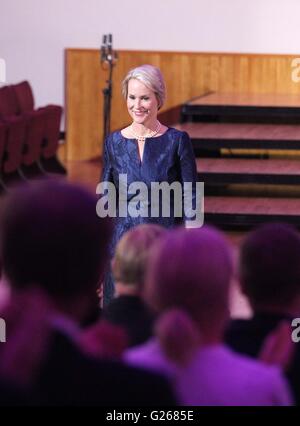 Helsinki. 24. Mai 2016. US-amerikanischer Biochemiker Frances Arnold besucht die Preisverleihung des Millennium-Technologiepreis 2016 in Helsinki, Finnland am 24. Mai 2016. US-amerikanischer Biochemiker Frances Arnold, ein Pionier auf dem Gebiet der "Regie Evolution", erhielt die siebte Millennium-Technologiepreis in Helsinki am Dienstag. Bildnachweis: Zhang Xuan/Xinhua/Alamy Live-Nachrichten Stockfoto