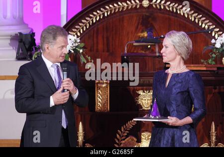 Helsinki. 24. Mai 2016. Finnischer Präsident Sauli Niinisto (L) und amerikanische Biochemiker Frances Arnold besuchen die Preisverleihung des Millennium-Technologiepreis 2016 in Helsinki, Finnland am 24. Mai 2016. US-amerikanischer Biochemiker Frances Arnold, ein Pionier auf dem Gebiet der "Regie Evolution", erhielt die siebte Millennium-Technologiepreis in Helsinki am Dienstag. Bildnachweis: Zhang Xuan/Xinhua/Alamy Live-Nachrichten Stockfoto