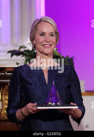 Helsinki. 24. Mai 2016. US-amerikanischer Biochemiker Frances Arnold besucht die Preisverleihung des Millennium-Technologiepreis 2016 in Helsinki, Finnland am 24. Mai 2016. US-amerikanischer Biochemiker Frances Arnold, ein Pionier auf dem Gebiet der "Regie Evolution", erhielt die siebte Millennium-Technologiepreis in Helsinki am Dienstag. Bildnachweis: Zhang Xuan/Xinhua/Alamy Live-Nachrichten Stockfoto