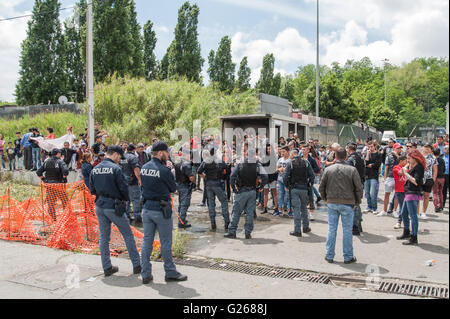 Rom, Italien. 18. Mai 2016. Der Lega Nord-Führer bei einem Besuch in das Zigeunerlager in Magliana Viertel von Rom mit Gorgia Meloni Sidaco Kandidat und Irene Pivetti begrüßte mit Worten wie "Geh weg, wir wollen Sie nicht zurück in Ihr Haus kommen, lausige". © Leo Claudio De Petris/Pacific Press/Alamy Live-Nachrichten Stockfoto