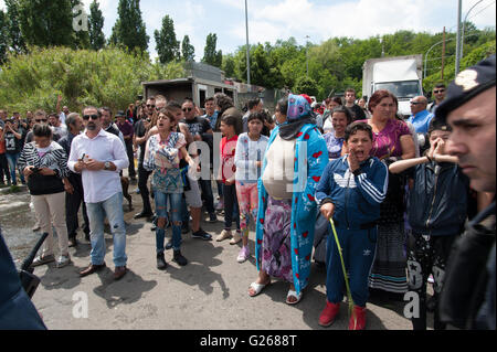 Rom, Italien. 18. Mai 2016. Der Lega Nord-Führer bei einem Besuch in das Zigeunerlager in Magliana Viertel von Rom mit Gorgia Meloni Sidaco Kandidat und Irene Pivetti begrüßte mit Worten wie "Geh weg, wir wollen Sie nicht zurück in Ihr Haus kommen, lausige". © Leo Claudio De Petris/Pacific Press/Alamy Live-Nachrichten Stockfoto