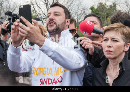 Rom, Italien. 18. Mai 2016. Der Lega Nord-Führer bei einem Besuch in das Zigeunerlager in Magliana Viertel von Rom mit Gorgia Meloni Sidaco Kandidat und Irene Pivetti begrüßte mit Worten wie "Geh weg, wir wollen Sie nicht zurück in Ihr Haus kommen, lausige". © Leo Claudio De Petris/Pacific Press/Alamy Live-Nachrichten Stockfoto