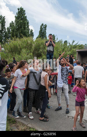 Rom, Italien. 18. Mai 2016. Der Lega Nord-Führer bei einem Besuch in das Zigeunerlager in Magliana Viertel von Rom mit Gorgia Meloni Sidaco Kandidat und Irene Pivetti begrüßte mit Worten wie "Geh weg, wir wollen Sie nicht zurück in Ihr Haus kommen, lausige". © Leo Claudio De Petris/Pacific Press/Alamy Live-Nachrichten Stockfoto