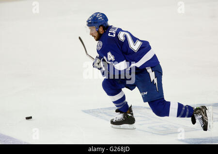 Tampa, Florida, USA. 24. Mai 2016. LOREN ELLIOTT | Times.Tampa Bay Lightning rechter Flügel Ryan Callahan (24) bewegt den Puck sich das Eis in der zweiten Periode gegen die Pittsburgh Penguins in Spiel 6 von der Eastern Conference Finale Dienstag, 24. Mai 2016 in Tampa. © Loren Elliott/Tampa Bay Times / ZUMA Draht/Alamy Live News Stockfoto