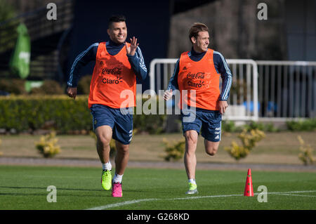 Ezeiza, Argentinien. 24. Mai 2016. Sergio Agüero (L) und Lucas Biglian (R), Spieler der Fußball-Nationalmannschaft von Argentinien, in einer Trainingseinheit in der Anlage der Argentinien Fußball-Verband (AFA), Ezeiza Stadt, 32 km von Buenos Aires, der Hauptstadt von Argentinien, am 24. Mai 2016 zu beteiligen. Argentinien Fußballteam führte ihre Ausbildung vor dem Freundschaftsspiel gegen Honduras am 27. Mai stattfinden. © Martin Zabala/Xinhua/Alamy Live-Nachrichten Stockfoto