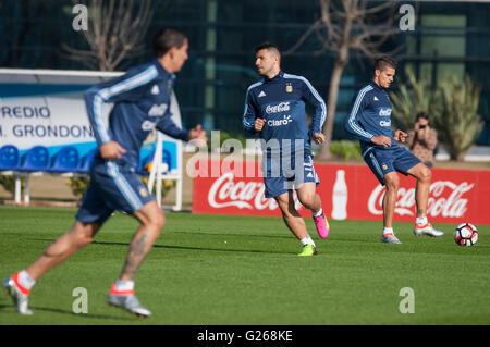 Ezeiza, Argentinien. 24. Mai 2016. Angel Di Maria (L), Sergio Aguero (C) und Erik Lamela (R), Spieler der Fußball-Nationalmannschaft von Argentinien, in einer Trainingseinheit in der Anlage der Argentinien Fußball-Verband (AFA), Ezeiza Stadt, 32 km von Buenos Aires, der Hauptstadt von Argentinien, am 24. Mai 2016 zu beteiligen. Argentinien Fußballteam führte ihre Ausbildung vor dem Freundschaftsspiel gegen Honduras am 27. Mai stattfinden. © Martin Zabala/Xinhua/Alamy Live-Nachrichten Stockfoto