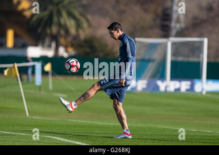 Ezeiza, Argentinien. 24. Mai 2016. Der Spieler Angel Di Maria von Argentinien Fußball-Nationalmannschaft, steuert den Ball während Trainingseinheit im Komplex der Argentinien Fußball-Verband (AFA), Ezeiza Stadt, 32 km von Buenos Aires, der Hauptstadt von Argentinien, 24. Mai 2016. Argentinien Fußballteam führte ihre Ausbildung vor dem Freundschaftsspiel gegen Honduras am 27. Mai stattfinden. © Martin Zabala/Xinhua/Alamy Live-Nachrichten Stockfoto