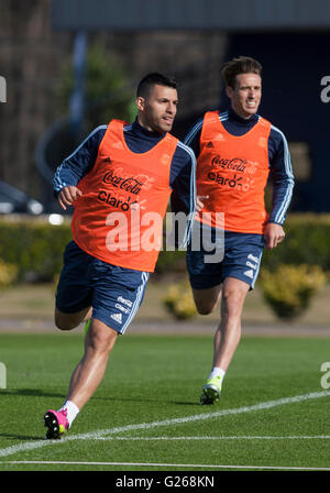 Ezeiza, Argentinien. 24. Mai 2016. Sergio Agüero (L) und Lucas Biglia, Spieler der Fußball-Nationalmannschaft von Argentinien, in einer Trainingseinheit in der Anlage der Argentinien Fußball-Verband (AFA), Ezeiza Stadt, 32 km von Buenos Aires, der Hauptstadt von Argentinien, am 24. Mai 2016 zu beteiligen. Argentinien Fußballteam führte ihre Ausbildung vor dem Freundschaftsspiel gegen Honduras am 27. Mai stattfinden. © Martin Zabala/Xinhua/Alamy Live-Nachrichten Stockfoto