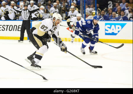 Tampa, Florida, USA. 24. Mai 2016. DIRK SHADD | Times.Pittsburgh Pinguine zentrieren Sidney Crosby (87) Linien bis hin zu schießen und Partitur, in der letzten Minute der zweiten Periode des Spiels sechs von der Eastern Conference Finals zwischen den Tampa Bay Lightning und die Pittsburgh Penguins in Amalie Arena in Tampa, Florida am Dienstag, 24. Mai 2016. © Dirk Shadd/Tampa Bay Times / ZUMA Draht/Alamy Live News Stockfoto